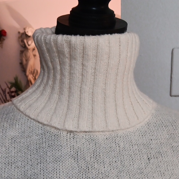 Cozy Cream Turtleneck Sweater - Picture 4 of 6